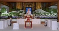 　約３万本の花で飾られた橋幸夫さんの祭壇（撮影・伊藤笙子）