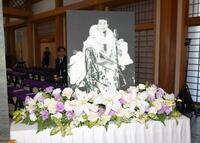 　橋幸夫さんの祭壇脇に飾られたデビュー当時の写真（撮影・伊藤笙子）