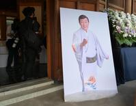 　飾られた橋幸夫さんの写真パネル（撮影・伊藤笙子）