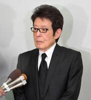 　参列を終え、橋幸夫さんとの思い出を振り返る舟木一夫（撮影・伊藤笙子）