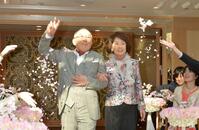 映画「家族はつらいよ」公開直前イベントでフラワーシャワーを浴びる吉行和子さん（右）＝１６年３月