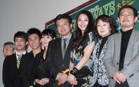 映画「ＲＡＩＬＷＡＹＳ」初日舞台あいさつに出席（右から２人目）＝１１年１２月