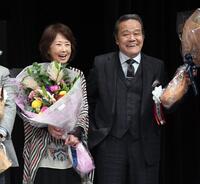 「山路ふみ子映画賞」の贈呈式で笑顔を見せる（左）＝１７年