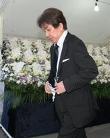 　橋幸夫さんの葬儀に参列した三田明（撮影・伊藤笙子）