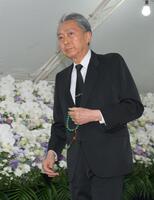 　橋幸夫さんの葬儀に参列した鳩山由紀夫氏（撮影・伊藤笙子）