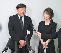 　橋幸夫さんの思い出を語る夢グループ・石田重廣社長（左）と保科有里（撮影・伊藤笙子）
