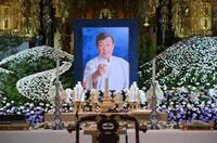 　約３万本の花で飾られた橋幸夫さんの祭壇（撮影・伊藤笙子）