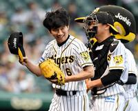 　１８年９月に甲子園でファーストピッチセレモニーを行い笑顔の渡部建