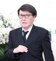 　参列した三善英史（撮影・佐々木彰尚）
