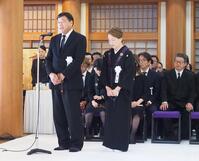 　故・橋幸夫さんの告別式であいさつをする石田重廣社長（左）と橋真由美夫人（夢グループ提供）