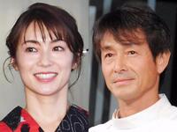 　内山理名（左）と吉田栄作