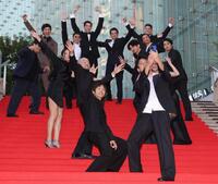 　９日のイベントで自撮りをする妻夫木聡と出演者たち