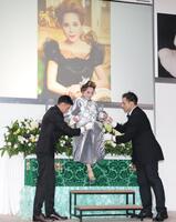 　生前葬で柩から登場するデヴィ夫人（撮影・西岡正）