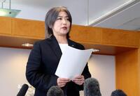 　静岡県伊東市議会を解散し、記者団の取材に応じる田久保真紀市長