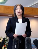 　静岡県伊東市議会を解散し、記者団の取材に応じる田久保真紀市長