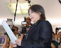 　静岡県伊東市議会の解散通知書を読み上げる田久保真紀市長