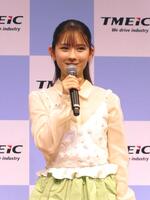 　笑顔でトークする畑芽育