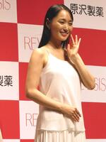 　撮影に応じる菅井友香