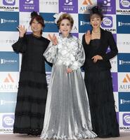 　並んでポーズをとる（左から）はるな愛、デヴィ夫人、神田うの（撮影・西岡正）