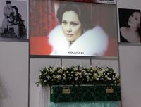 　柩が運ばれた後、流されたデヴィ夫人のＡＩ画像（撮影・西岡正）