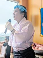 　自身の代表曲「兄弟船」を熱唱する鳥羽一郎