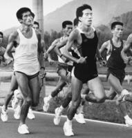 　バルセロナ五輪銀メダリストの森下広一氏（右）らとともに練習に励む谷口浩美氏（左）＝１９９３年