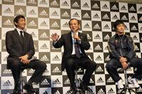 　靴作りについて語る谷口浩美氏（左）、青木宣親氏（右）、三村仁司氏＝２０１０年