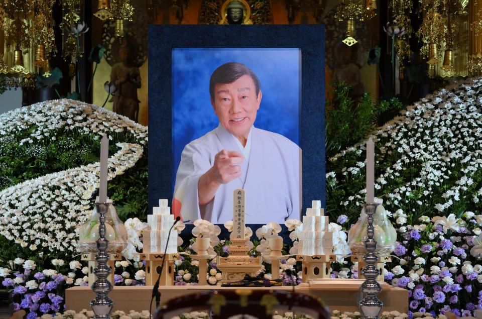 　祭壇に飾られた橋幸夫さんの遺影（撮影・伊藤笙子）