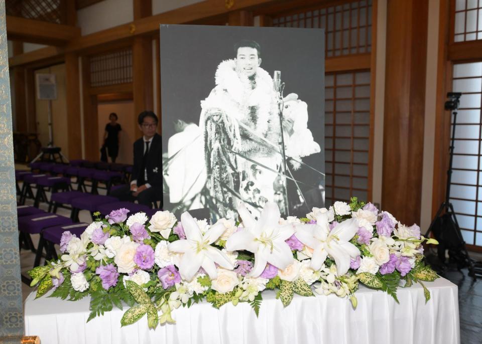 　橋幸夫さんの祭壇脇に飾られたデビュー当時の写真（撮影・伊藤笙子）