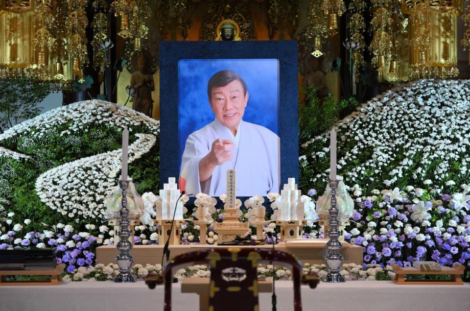 　祭壇に飾られた橋幸夫さんの遺影（撮影・伊藤笙子）