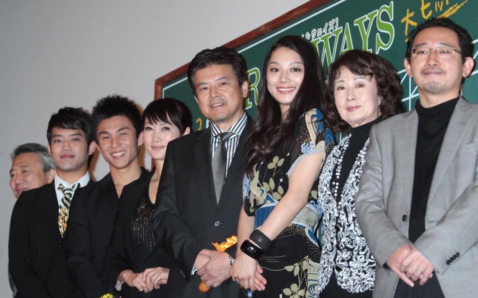 映画「ＲＡＩＬＷＡＹＳ」初日舞台あいさつに出席（右から２人目）＝１１年１２月