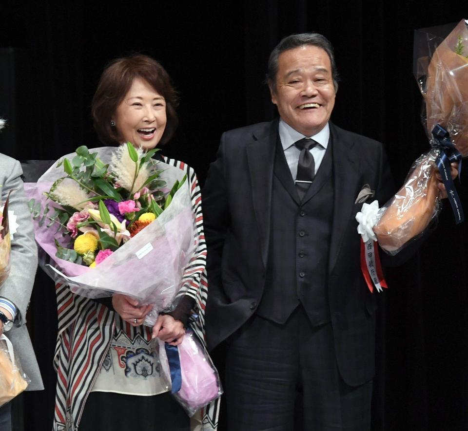 「山路ふみ子映画賞」の贈呈式で笑顔を見せる（左）＝１７年