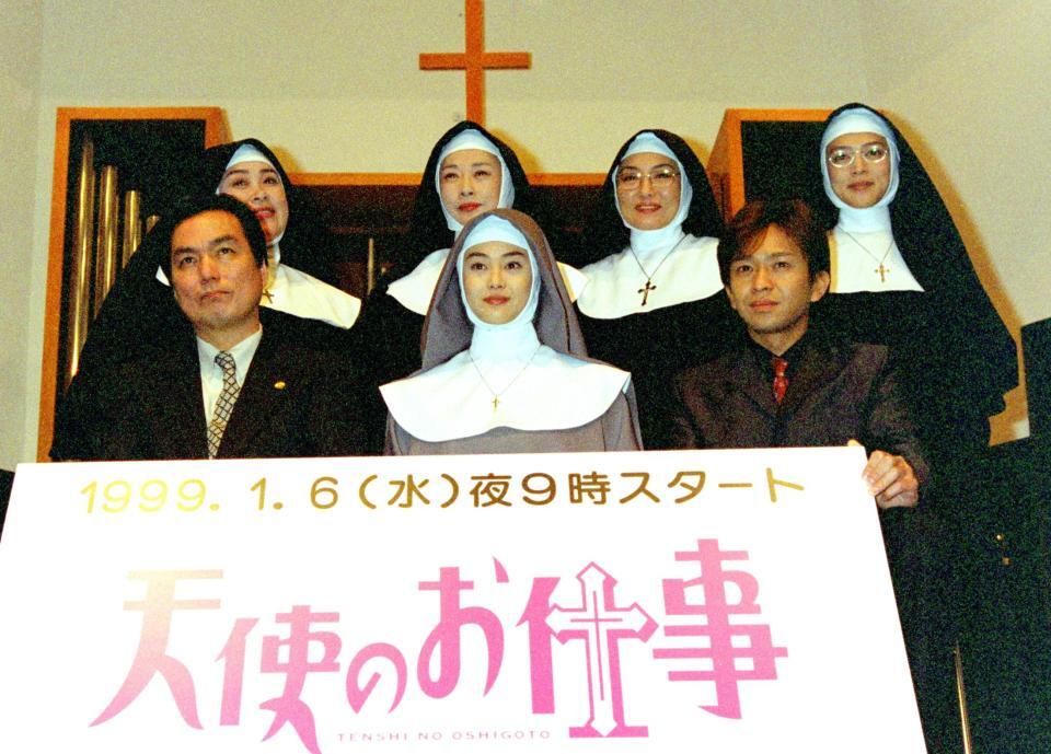 ドラマ「天使のお仕事」の製作発表会見に出席する吉行和子さん（後列左から２人目＝９８年１２