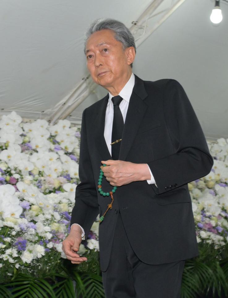 　橋幸夫さんの葬儀に参列した鳩山由紀夫氏（撮影・伊藤笙子）