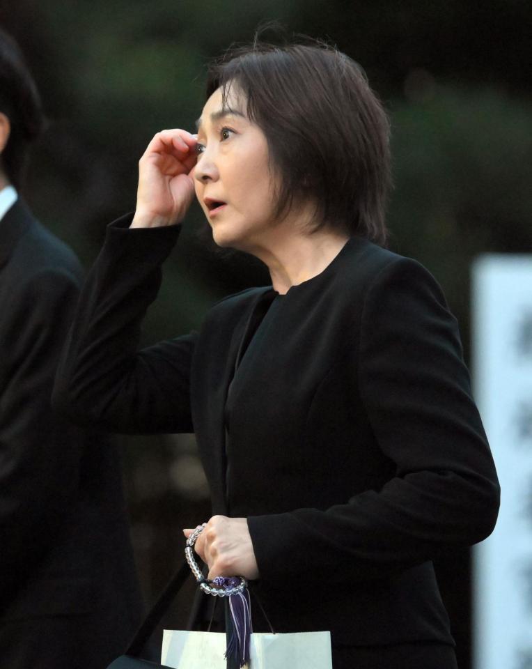 　橋幸夫さんの葬儀に参列した生稲晃子（撮影・伊藤笙子）