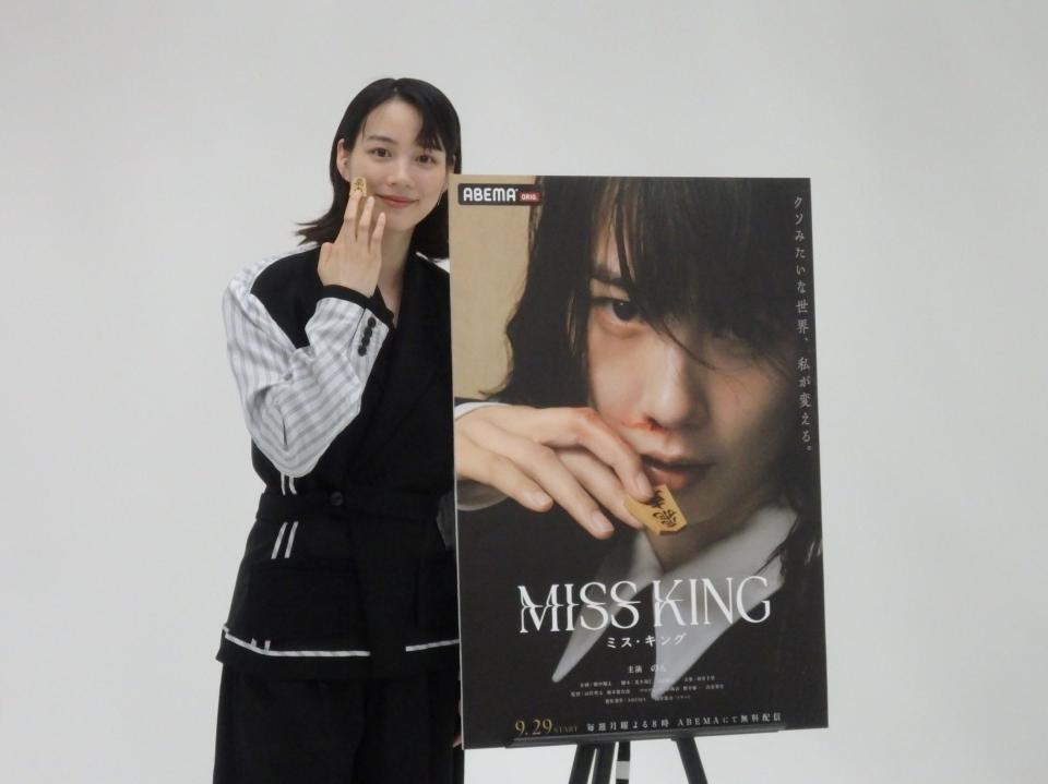 　写真に応じるのん