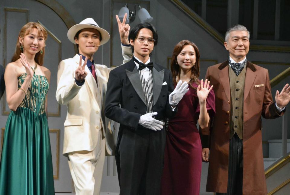 　音楽劇「謎解きはディナーのあとで」初日会見に登壇した（左から）凪七瑠海、橋本良亮、上田竜也、玉井詩織、大澄賢也