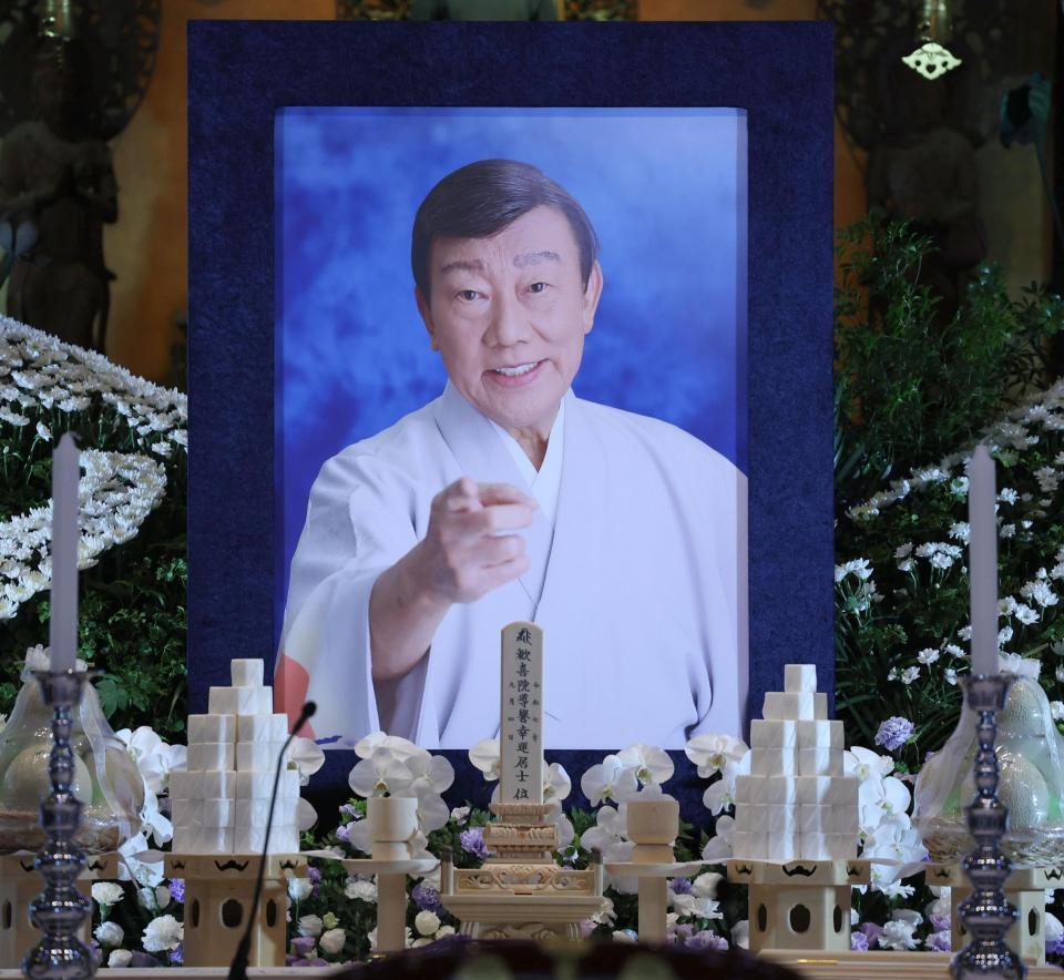 　故・橋幸夫さんの遺影（撮影・佐々木彰尚）