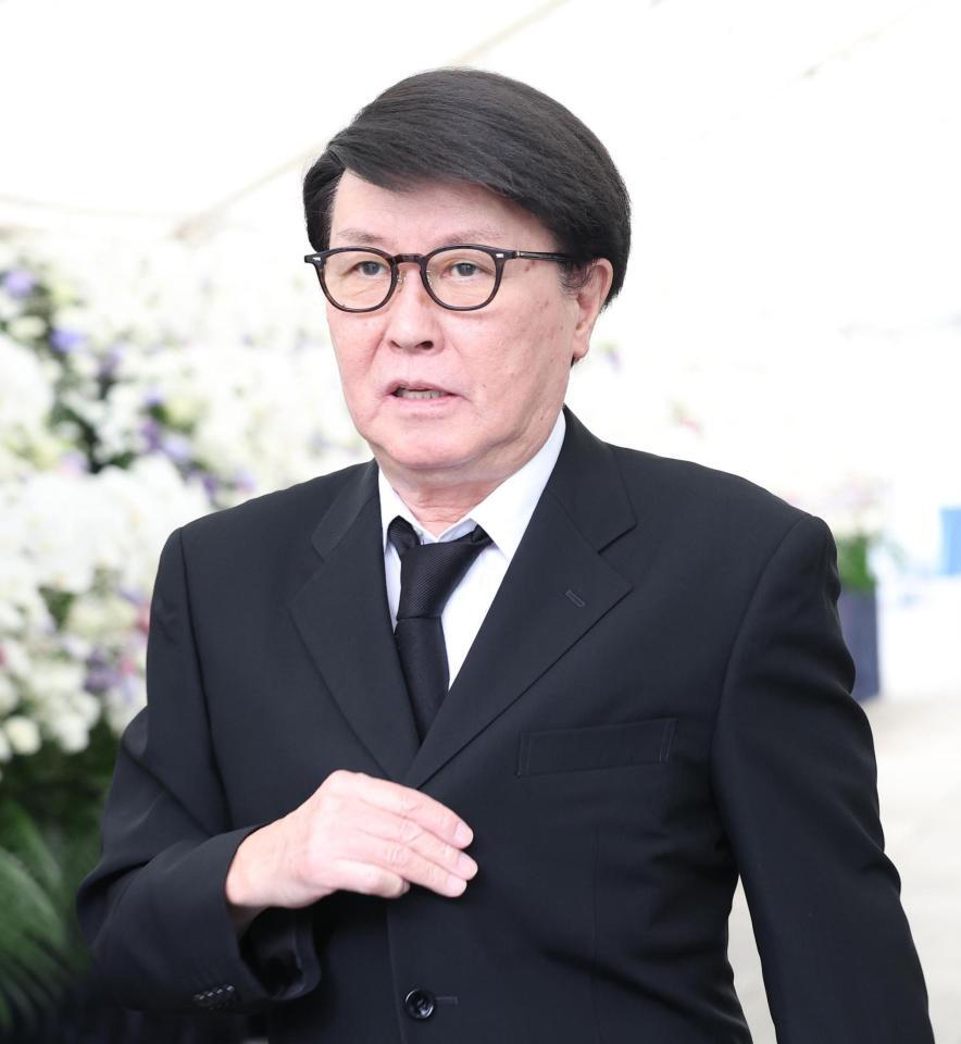 　参列した三善英史（撮影・佐々木彰尚）