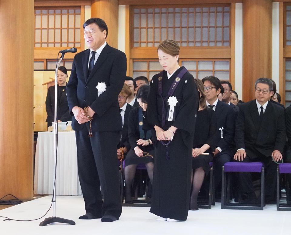 　故・橋幸夫さんの告別式であいさつをする石田重廣社長（左）と橋真由美夫人（夢グループ提供）