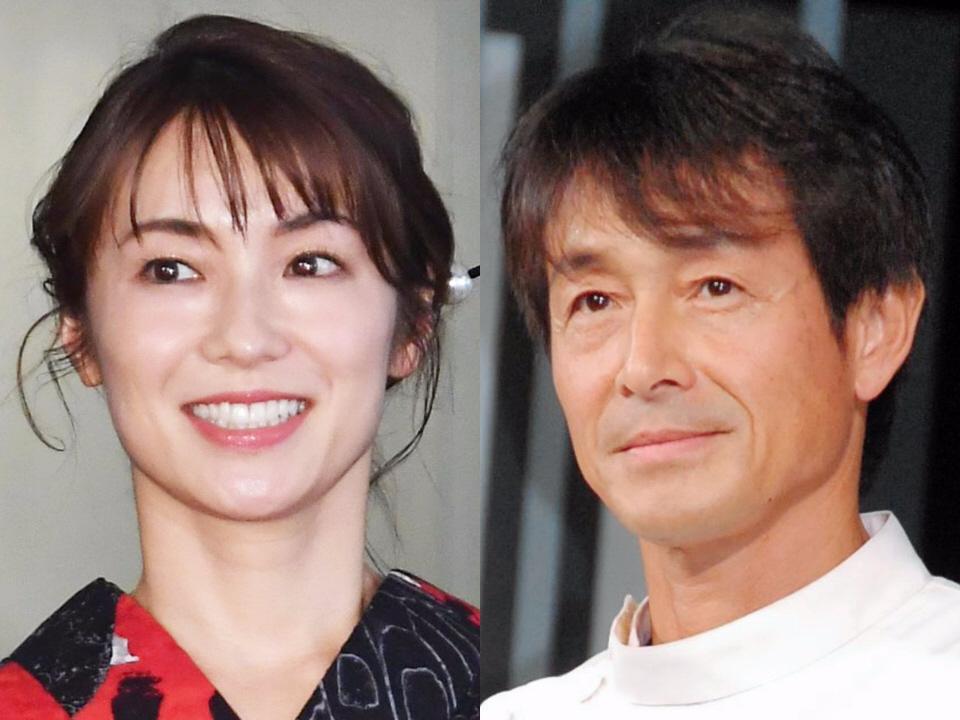 　内山理名（左）と吉田栄作