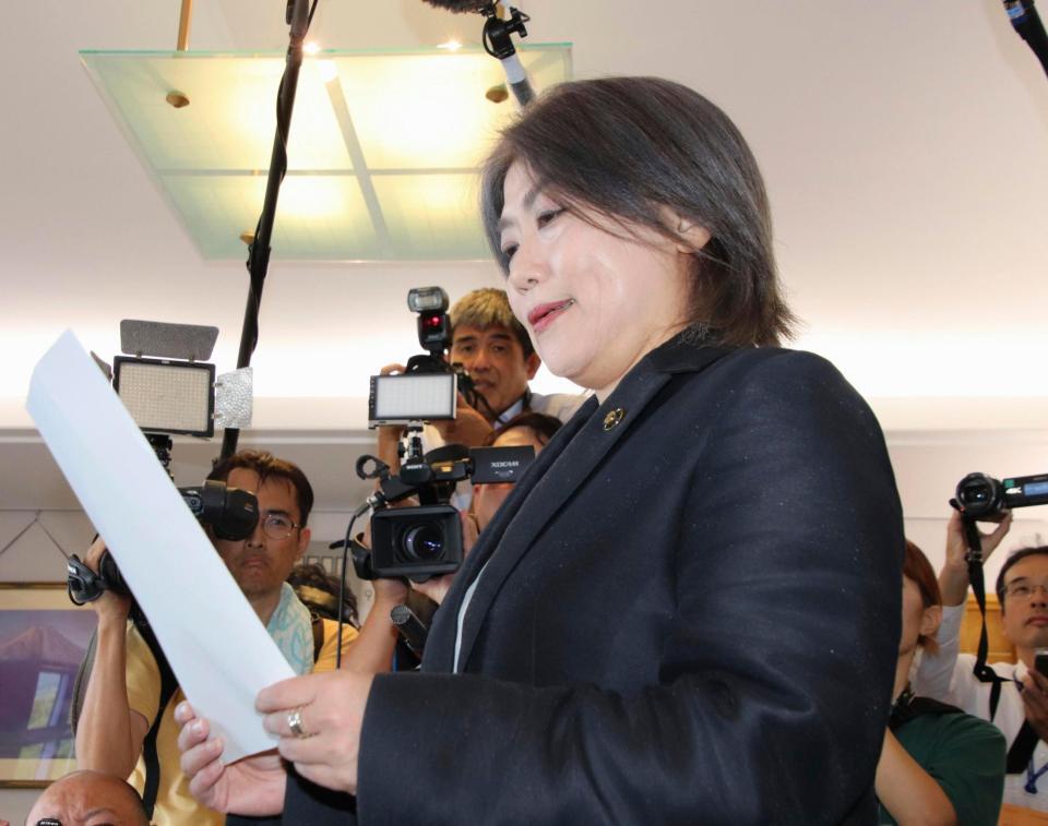 　静岡県伊東市議会の解散通知書を読み上げる田久保真紀市長