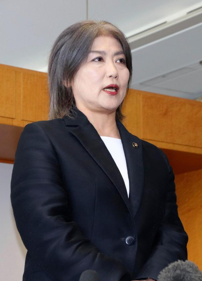 　静岡県伊東市議会を解散し、記者団の取材に応じる田久保真紀市長