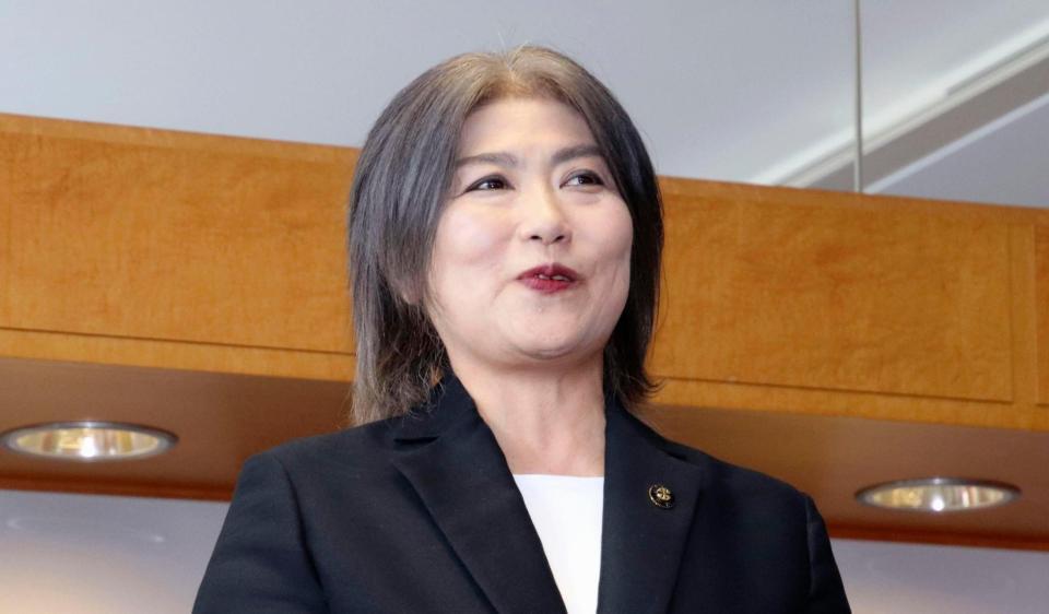 　静岡県伊東市議会を解散後に記者団の取材に応じ、笑顔を見せる田久保真紀市長