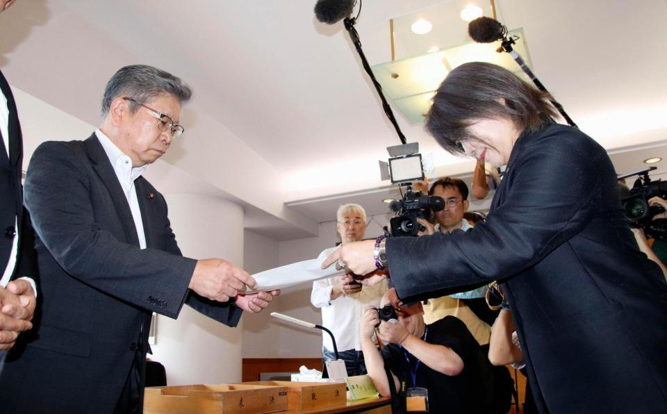 　静岡県伊東市議会の解散通知書を中島弘道議長（左）に手渡す田久保真紀市長