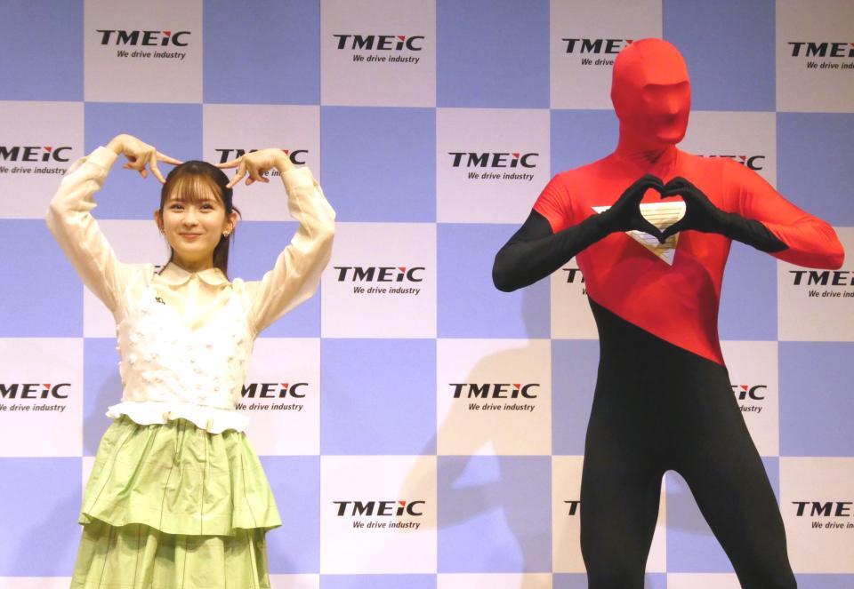 　猫耳ポーズを決める（左の）畑芽育と、ハートポーズを決める（右の）「ＴＭＥＩＣマン」