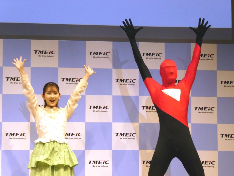 　「ジェットコースター」のポーズを決める（左から）畑芽育、ＴＭＥＩＣマン