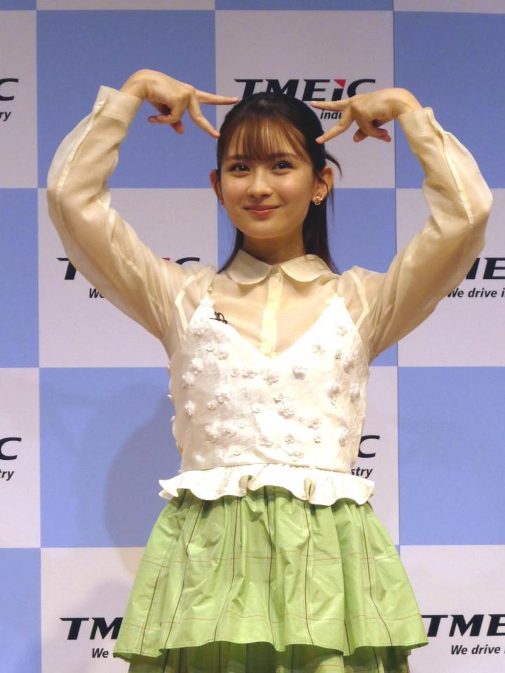 　笑顔で猫耳ポーズを決める畑芽育