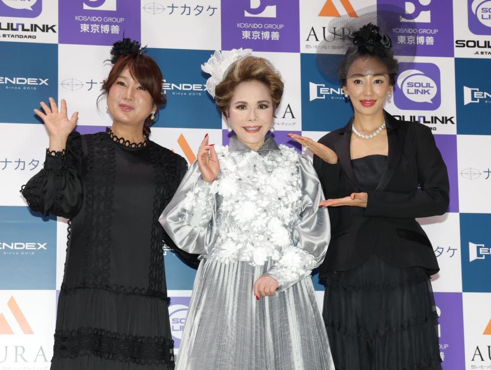　並んでポーズをとる（左から）はるな愛、デヴィ夫人、神田うの（撮影・西岡正）
