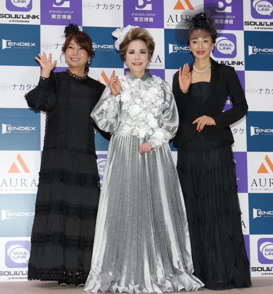 　並んでポーズをとる（左から）はるな愛、デヴィ夫人、神田うの（撮影・西岡正）